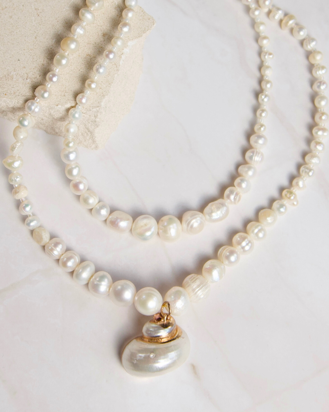Dubbele Statement Zoetwaterparel Ketting met Crème Schelp Bedel