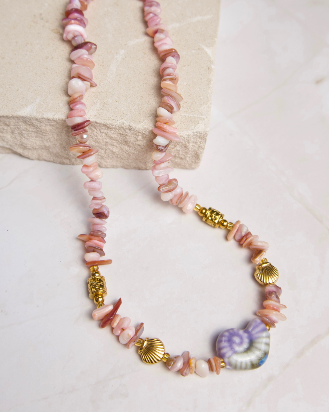 Lila Schelpketting met Keramiek Schelp