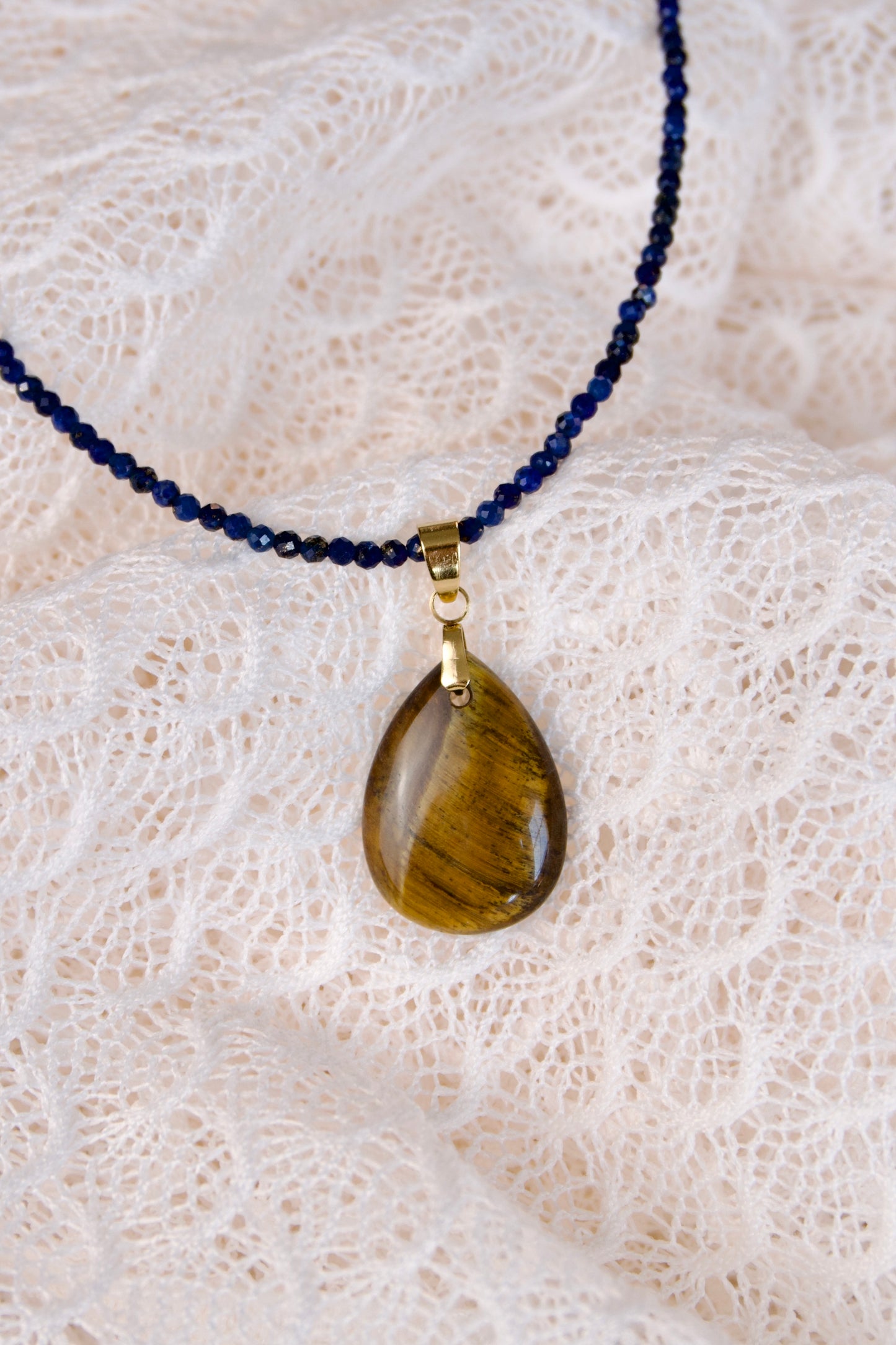 Lapis Lazuli Ketting met Tijgeroog Bedel