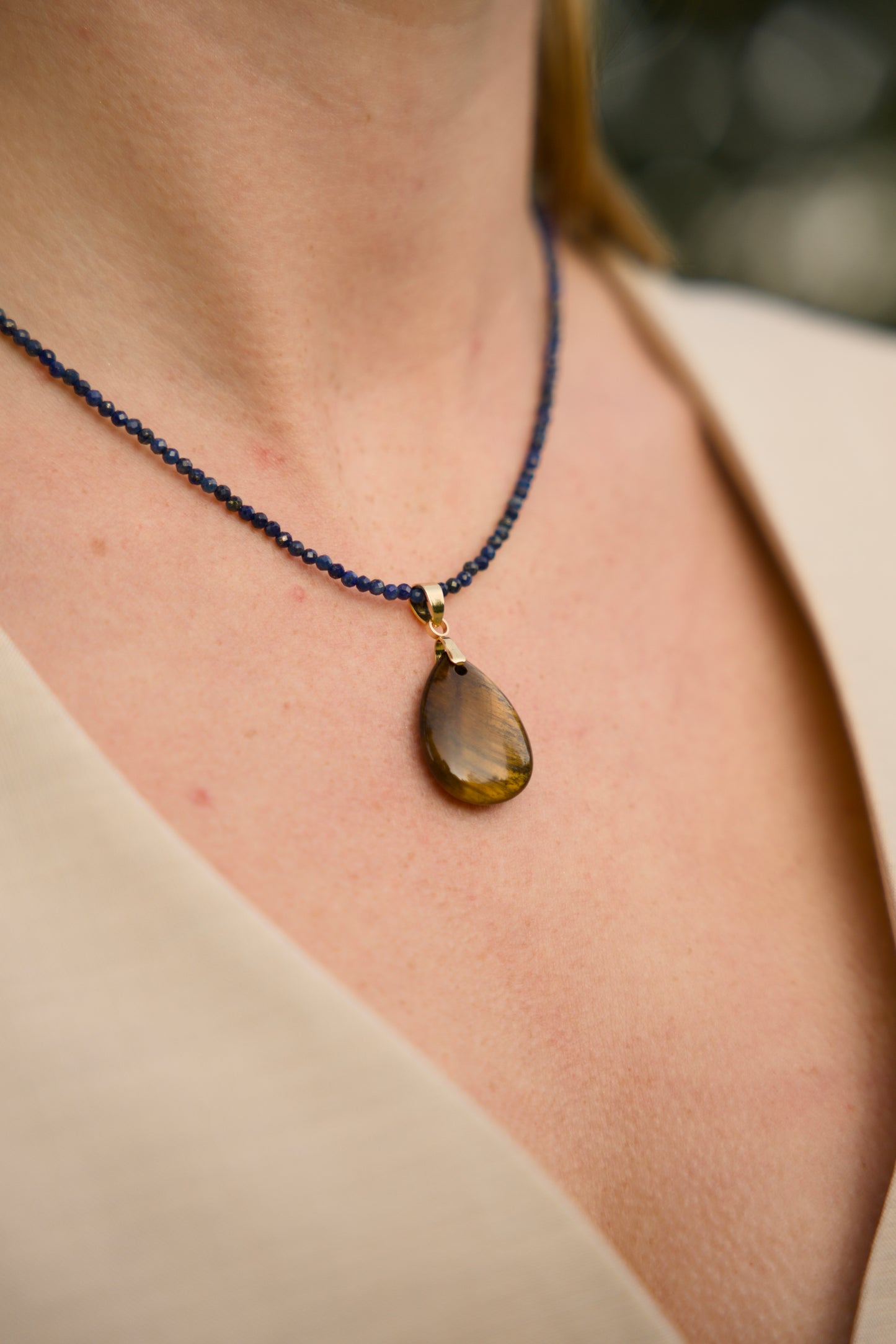 Lapis Lazuli Ketting met Tijgeroog Bedel