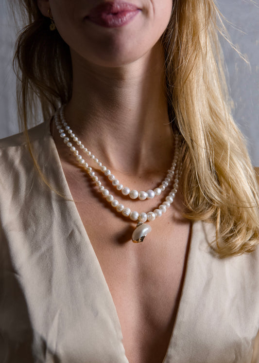 Dubbele Statement Zoetwaterparel Ketting met Crème Schelp Bedel